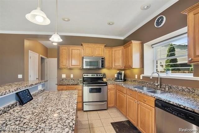 2043 Vermont Dr - Photo 4 of 29