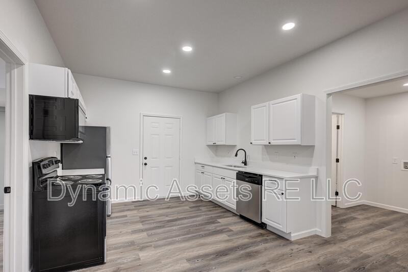 102 S Walnut St - Photo 2 of 27