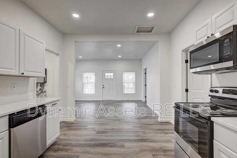 102 S Walnut St - Photo 4 of 27