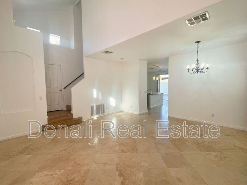 2211 S Harper - Photo 2 of 27