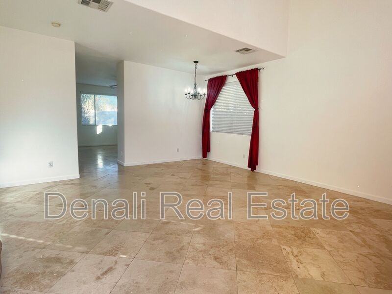 2211 S Harper - Photo 3 of 27