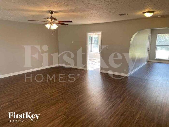518 Crescent Dr - Photo 2 of 17