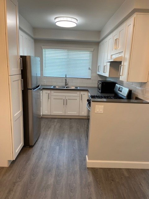 12931 Oxnard St #10-13 - Photo 4 of 10