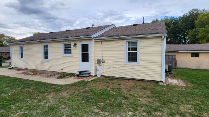 1046 Victoria Ave - Photo 2 of 18