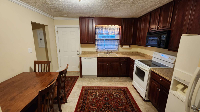 1046 Victoria Ave - Photo 3 of 18