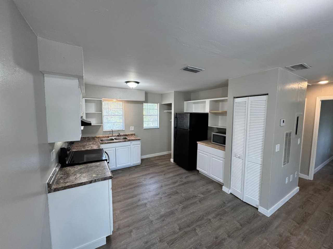 927 33rd Ave W - Photo 7 of 11