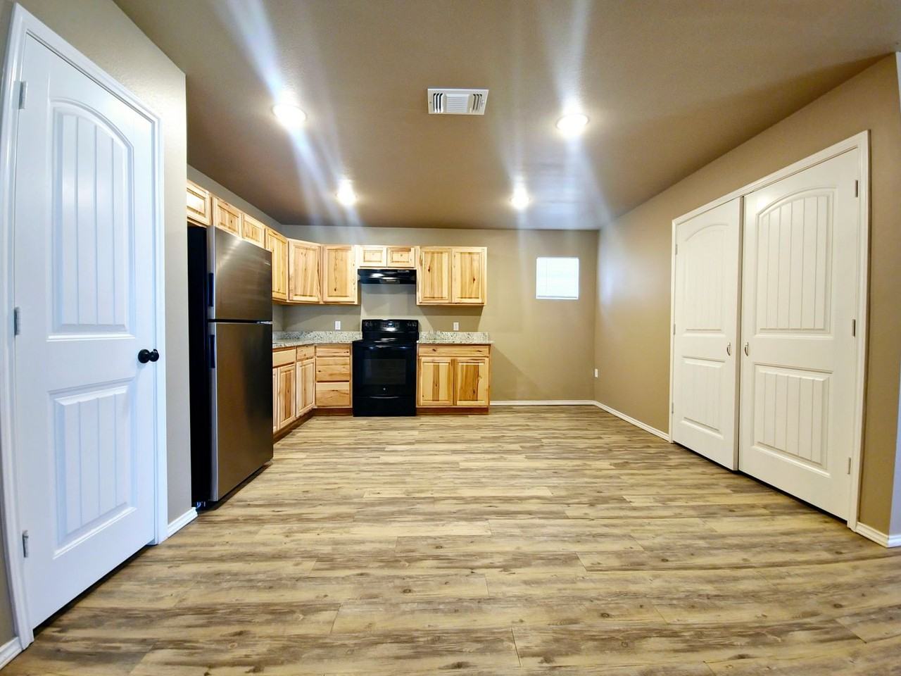 2204 E 10th St - Photo 5 of 13