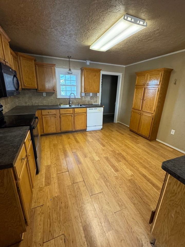 3111 30th St - Photo 2 of 12