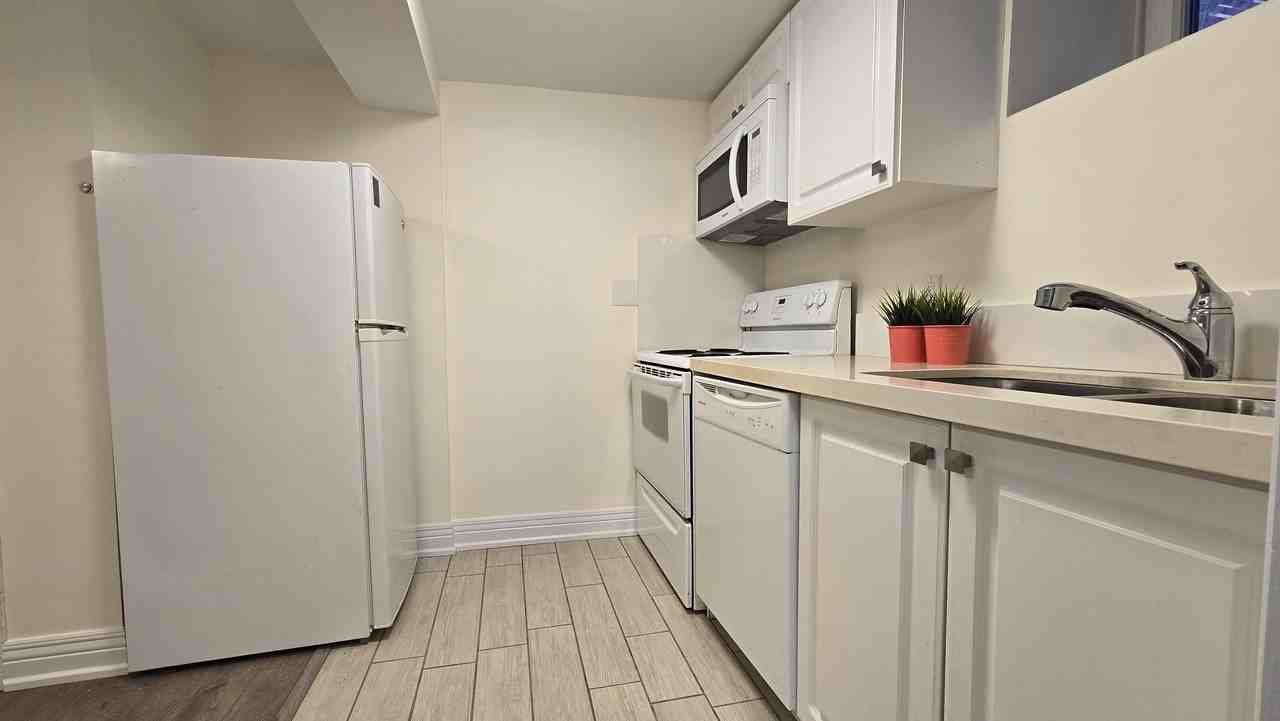 #5-373 Markham St - Photo 7 of 14