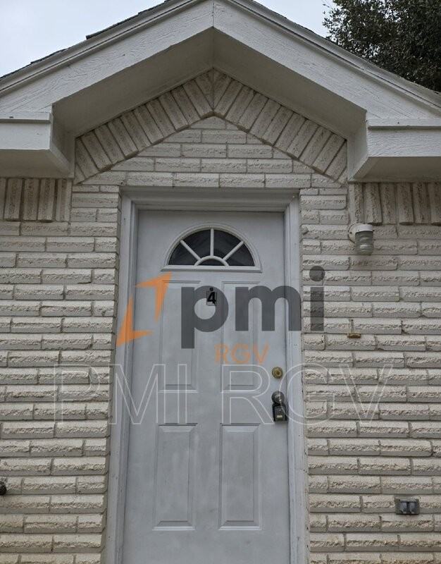 423 La Mancha Dr #4 - Photo 2 of 13