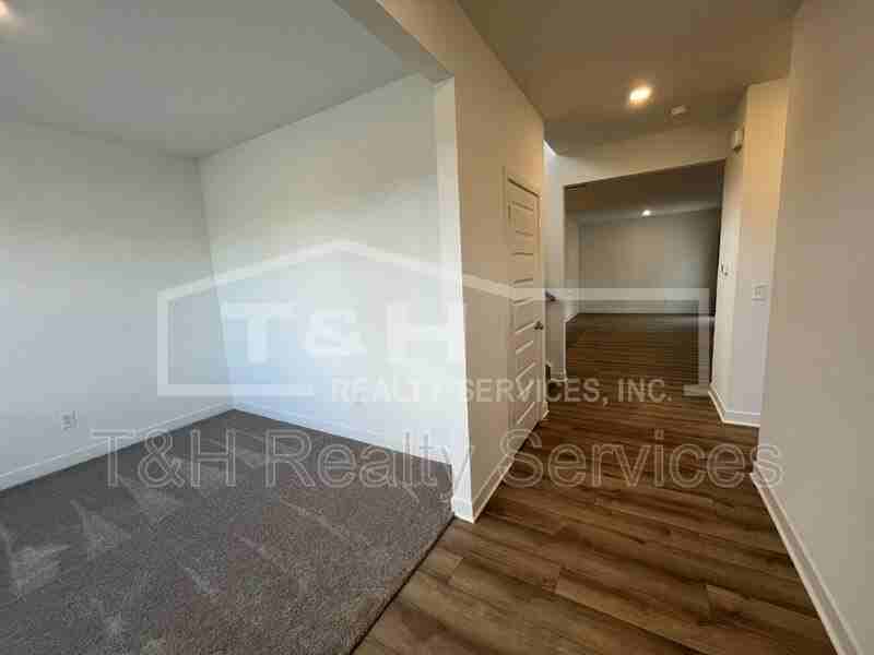 542 Jefferson St - Photo 4 of 25