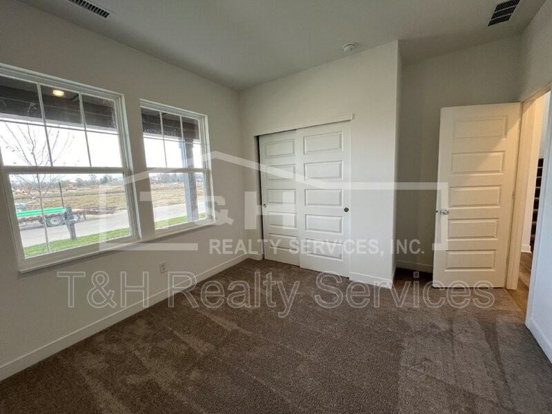 542 Jefferson St - Photo 7 of 25