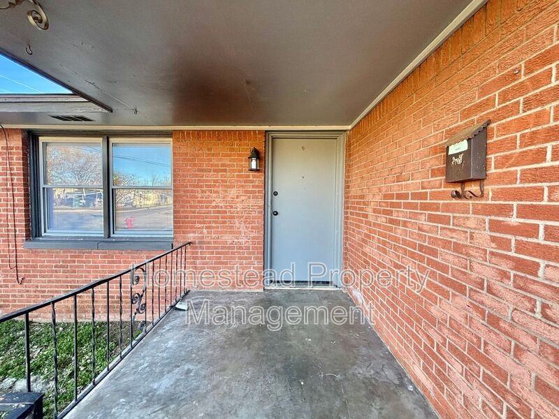 2500 Sw 48th St - Photo 3 of 13