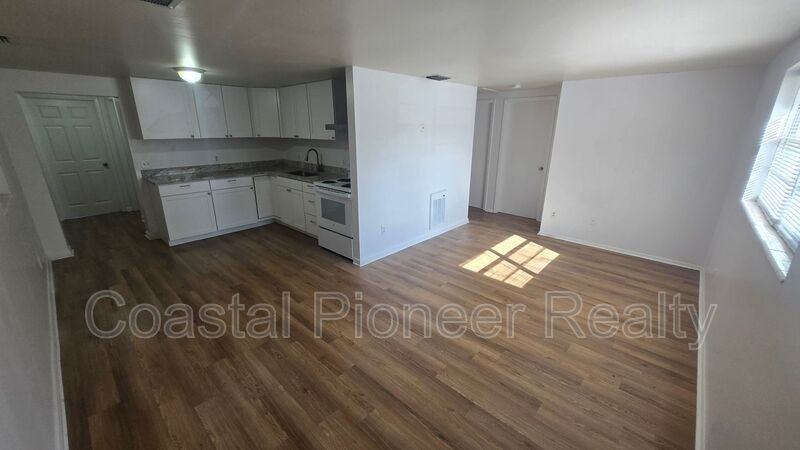 8819 W Robson St - Photo 3 of 24