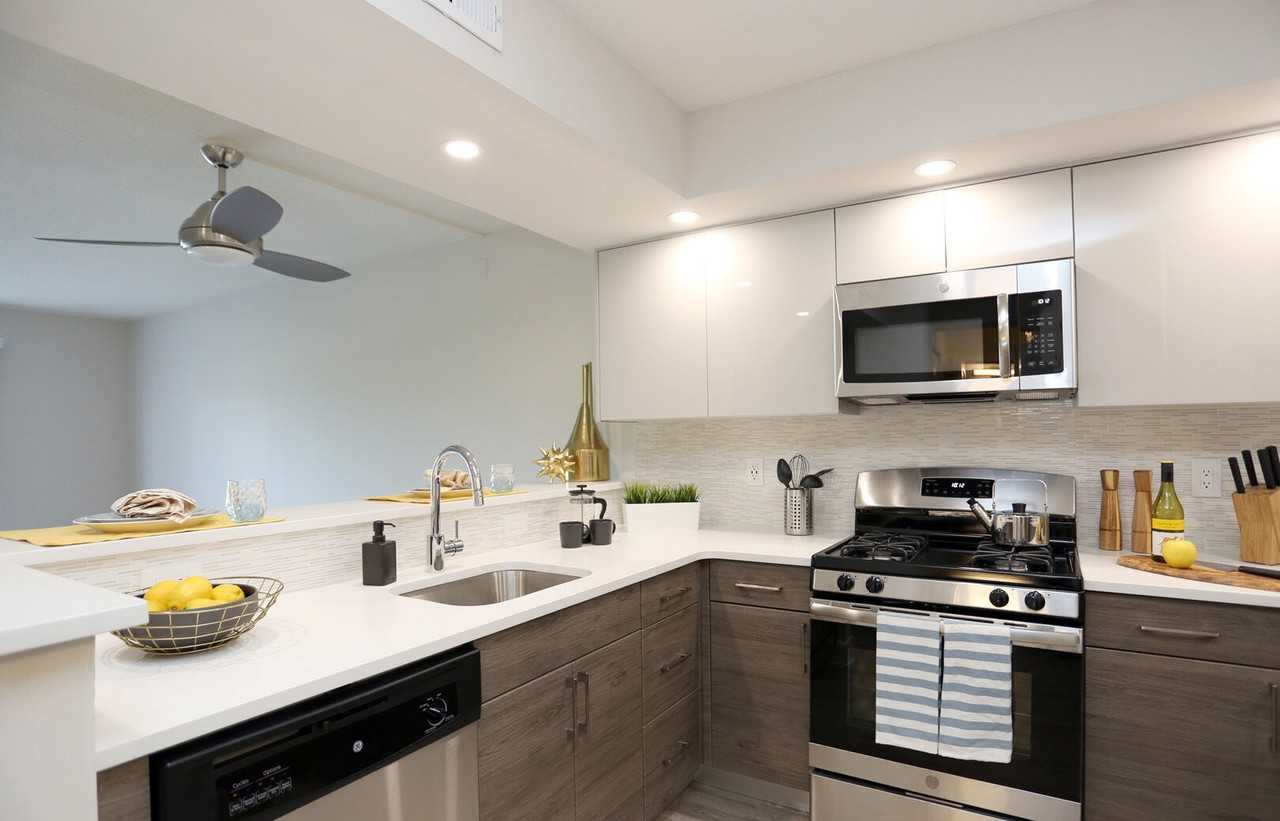 The Plaza Apartments - Photo 4 of 46