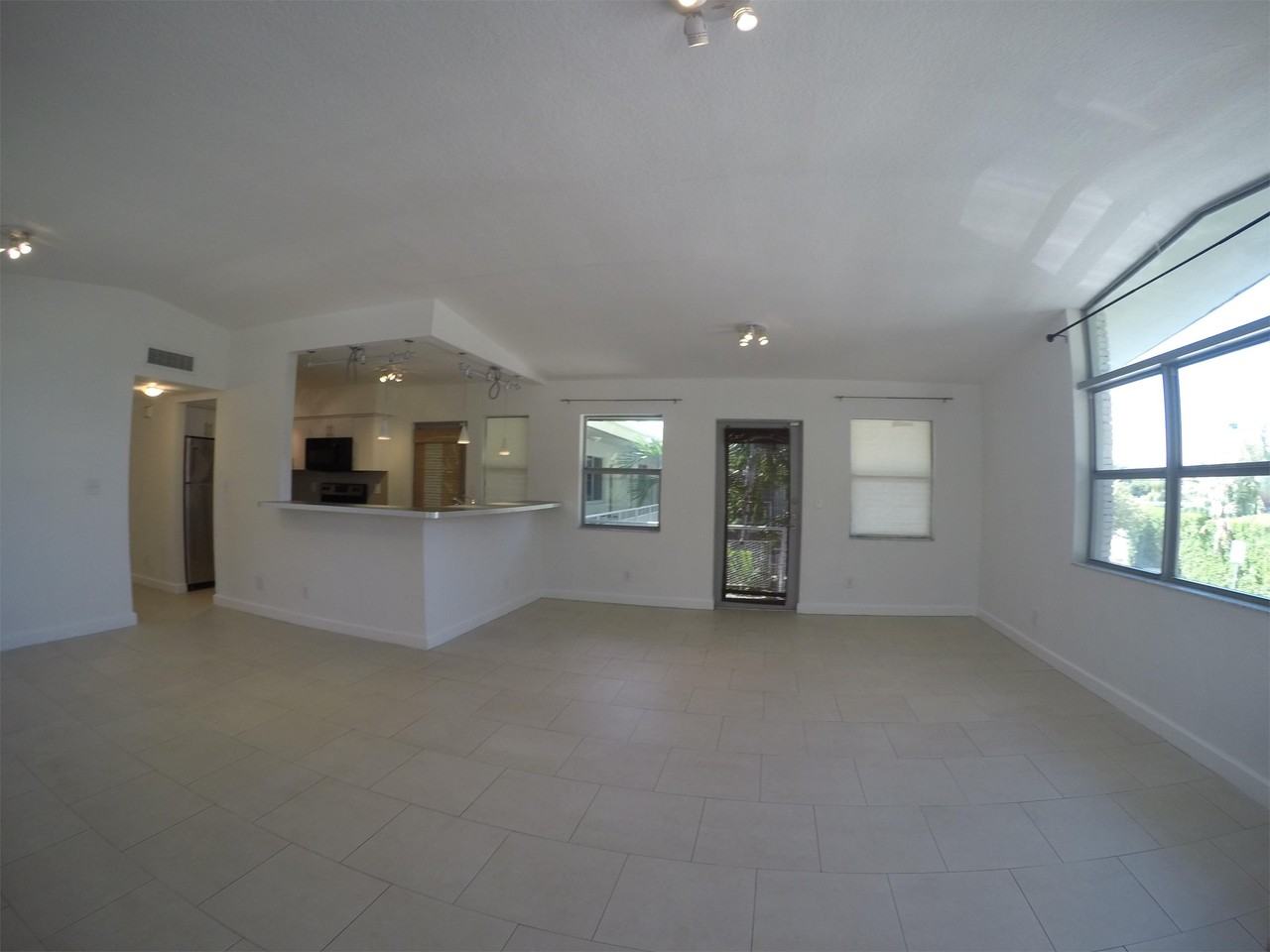 6835 RUE VERSAILLES - Photo 2 of 37