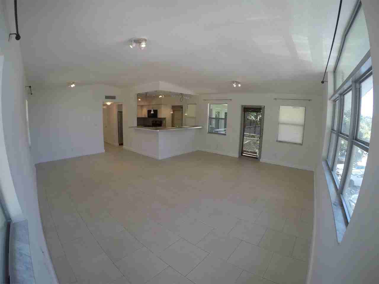 6835 RUE VERSAILLES - Photo 3 of 37