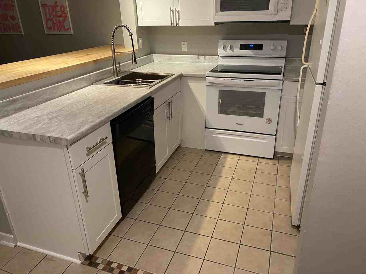 1342 Hunters Rd Apt B - Photo 4 of 18