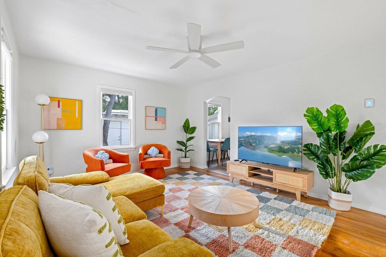 111 King Street #1018200P - Photo 2 of 36