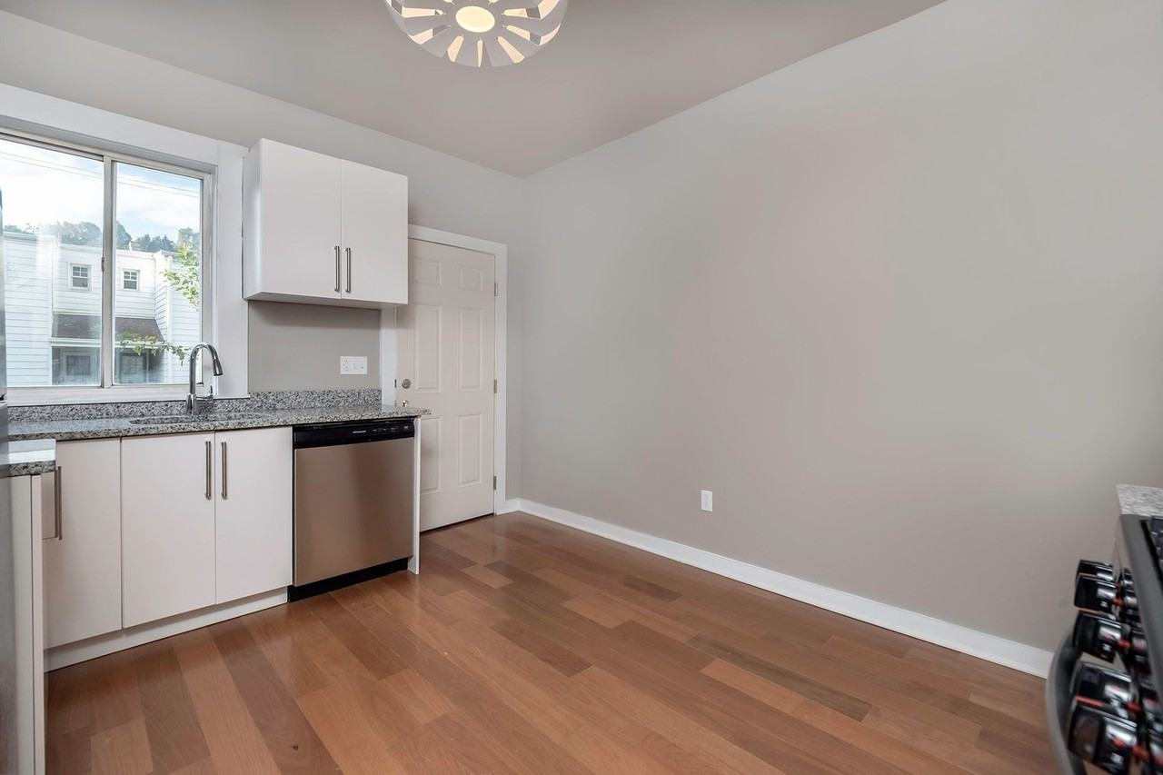 207 Meade St - Photo 4 of 14