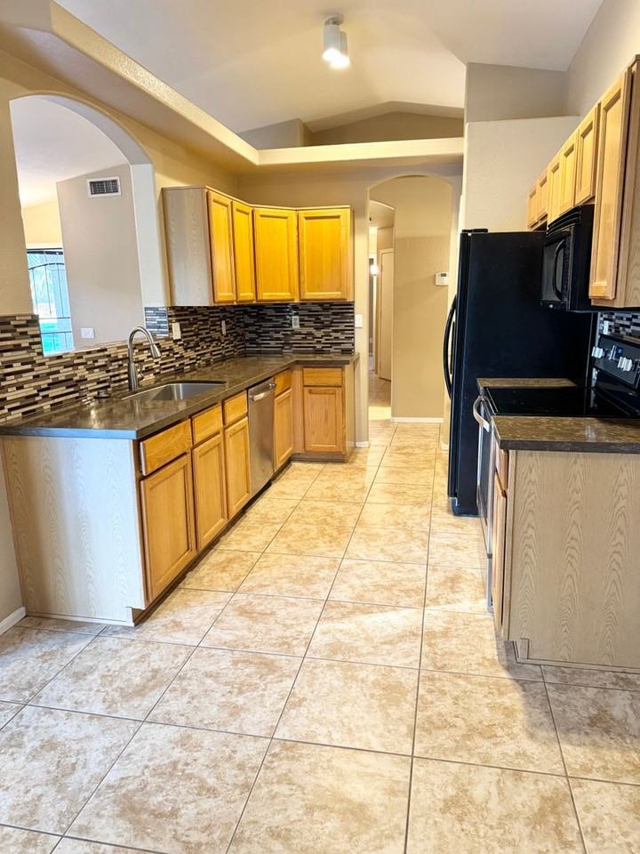 1443 W Mead Dr - Photo 7 of 32