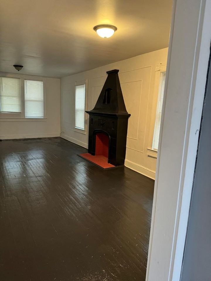 1810 Presstman St - Photo 4 of 11