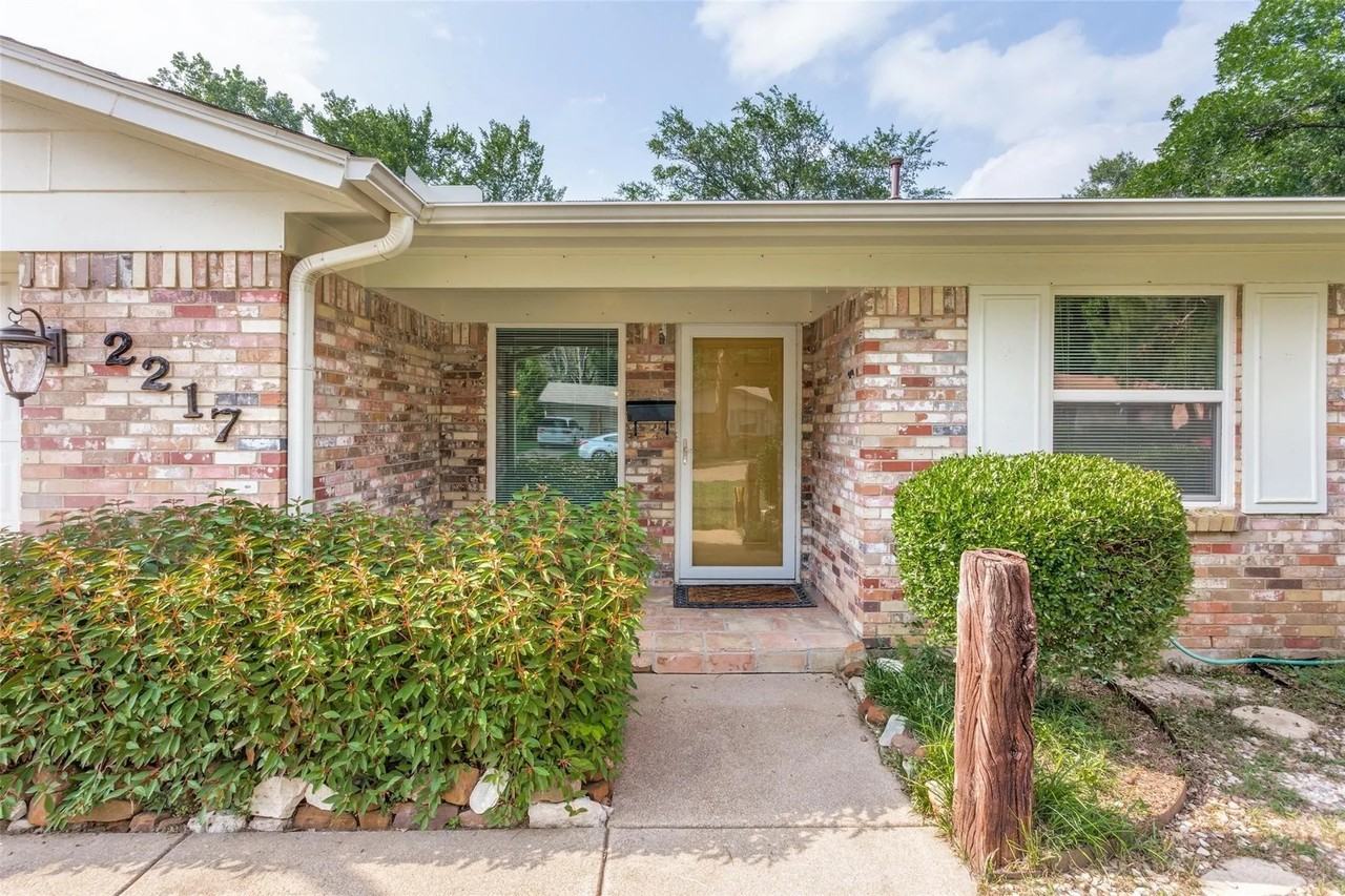 2217 Hackberry Dr - Photo 2 of 25