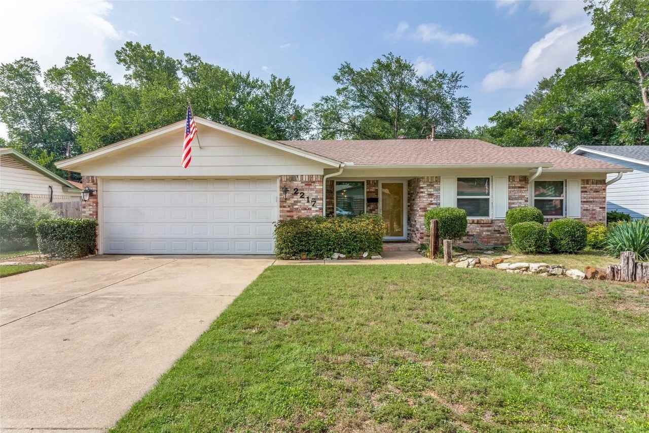 2217 Hackberry Dr - Photo 3 of 25