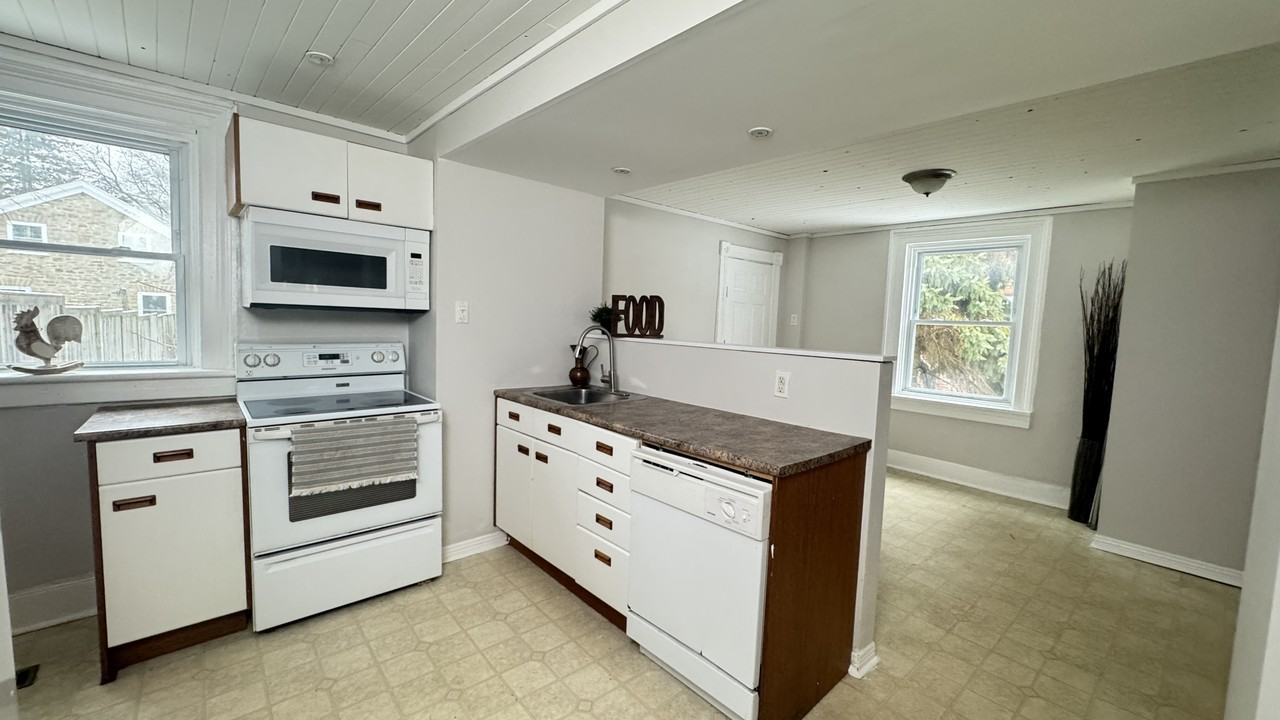 424 St Lawrence St #424 - Photo 6 of 16