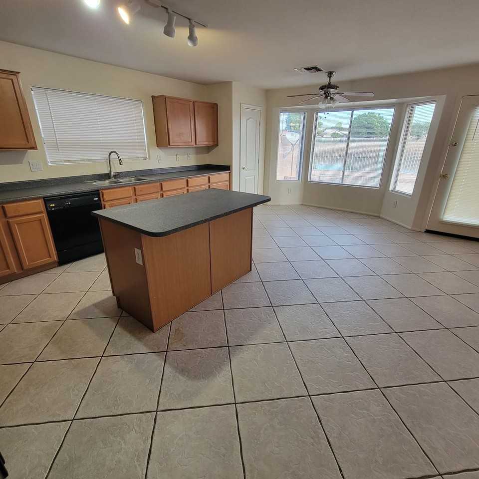 10962 W Sheridan St - Photo 6 of 26