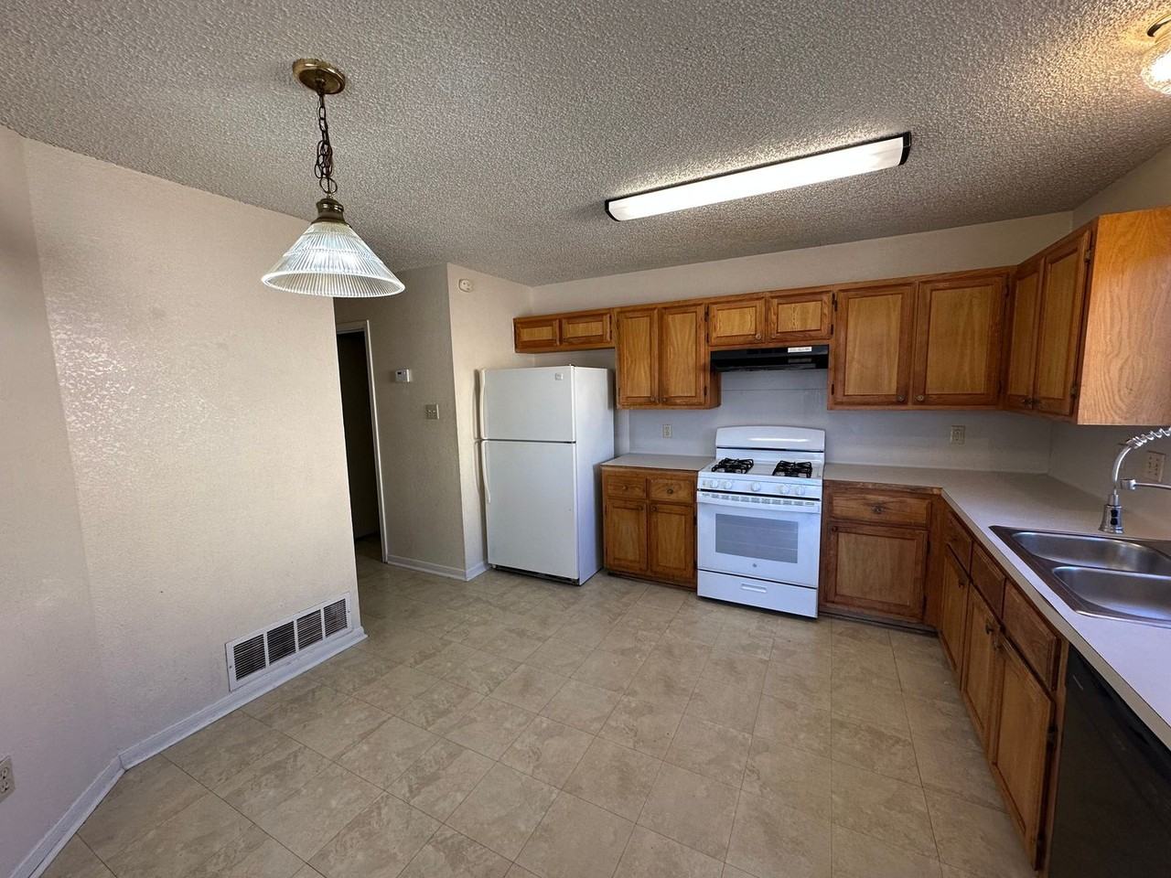 3308 Edgewood Dr - Photo 3 of 18