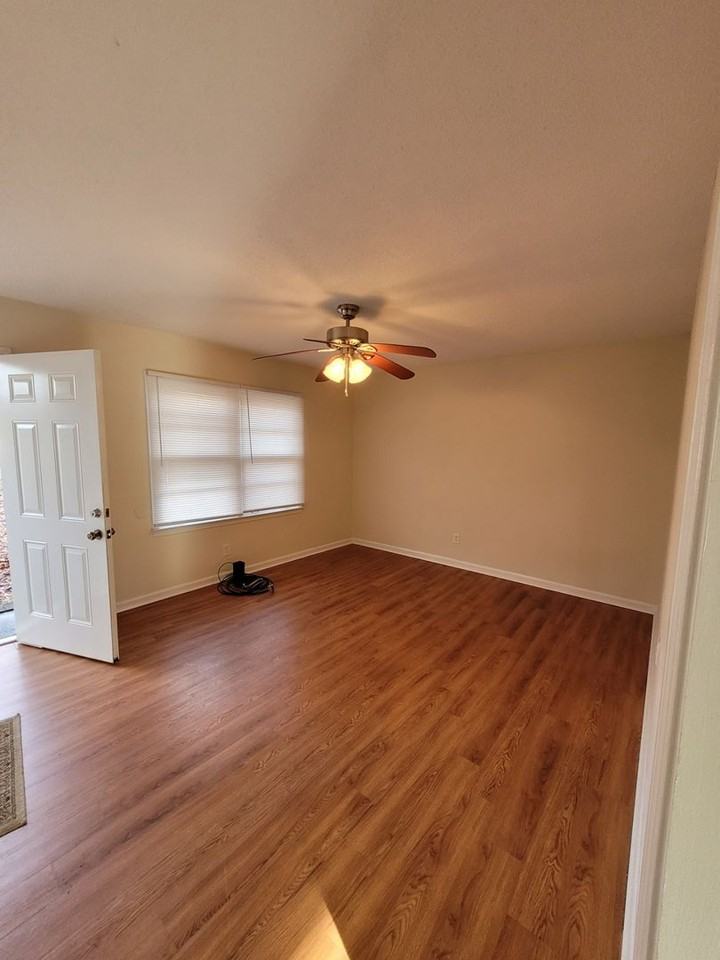 492 Briarwood Ln - Photo 2 of 14