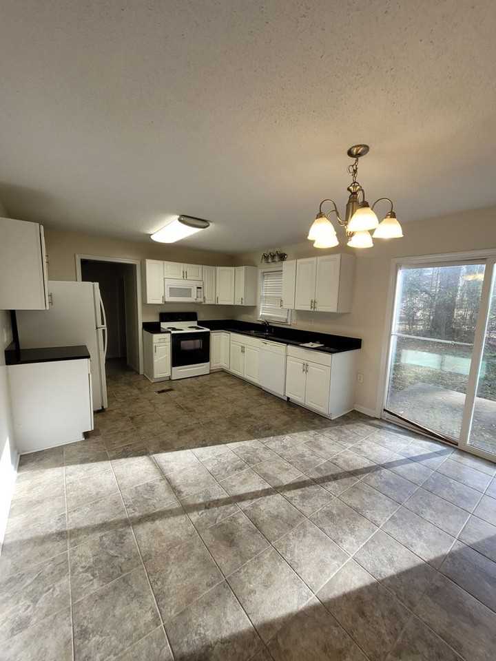 492 Briarwood Ln - Photo 3 of 14