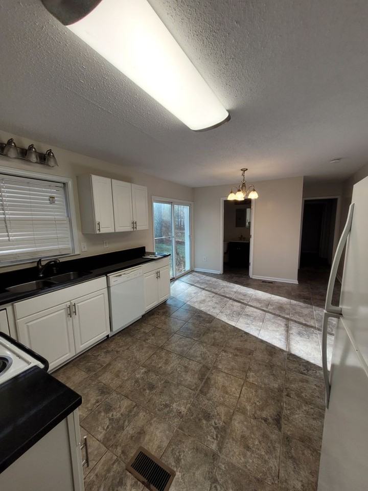 492 Briarwood Ln - Photo 4 of 14