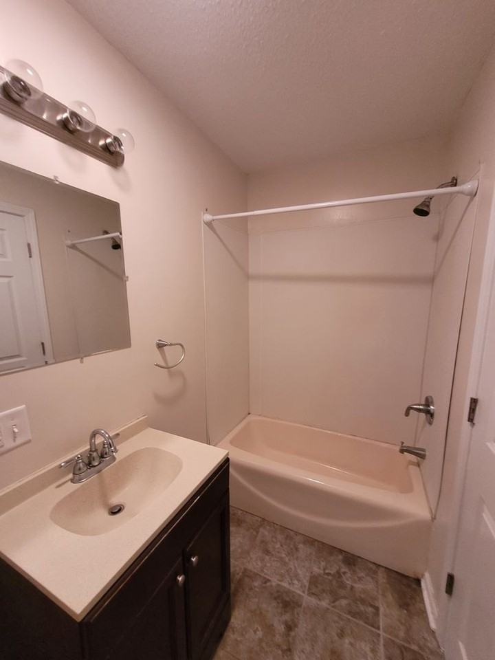 492 Briarwood Ln - Photo 5 of 14