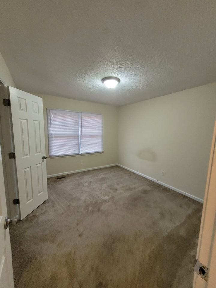 492 Briarwood Ln - Photo 6 of 14