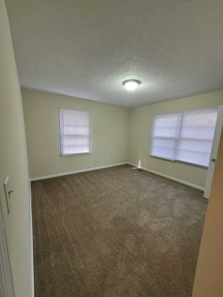 492 Briarwood Ln - Photo 7 of 14