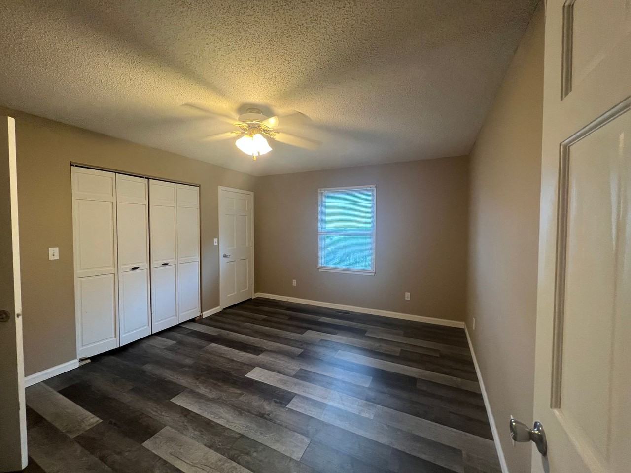 5211 Deerwood Lk - Photo 3 of 8