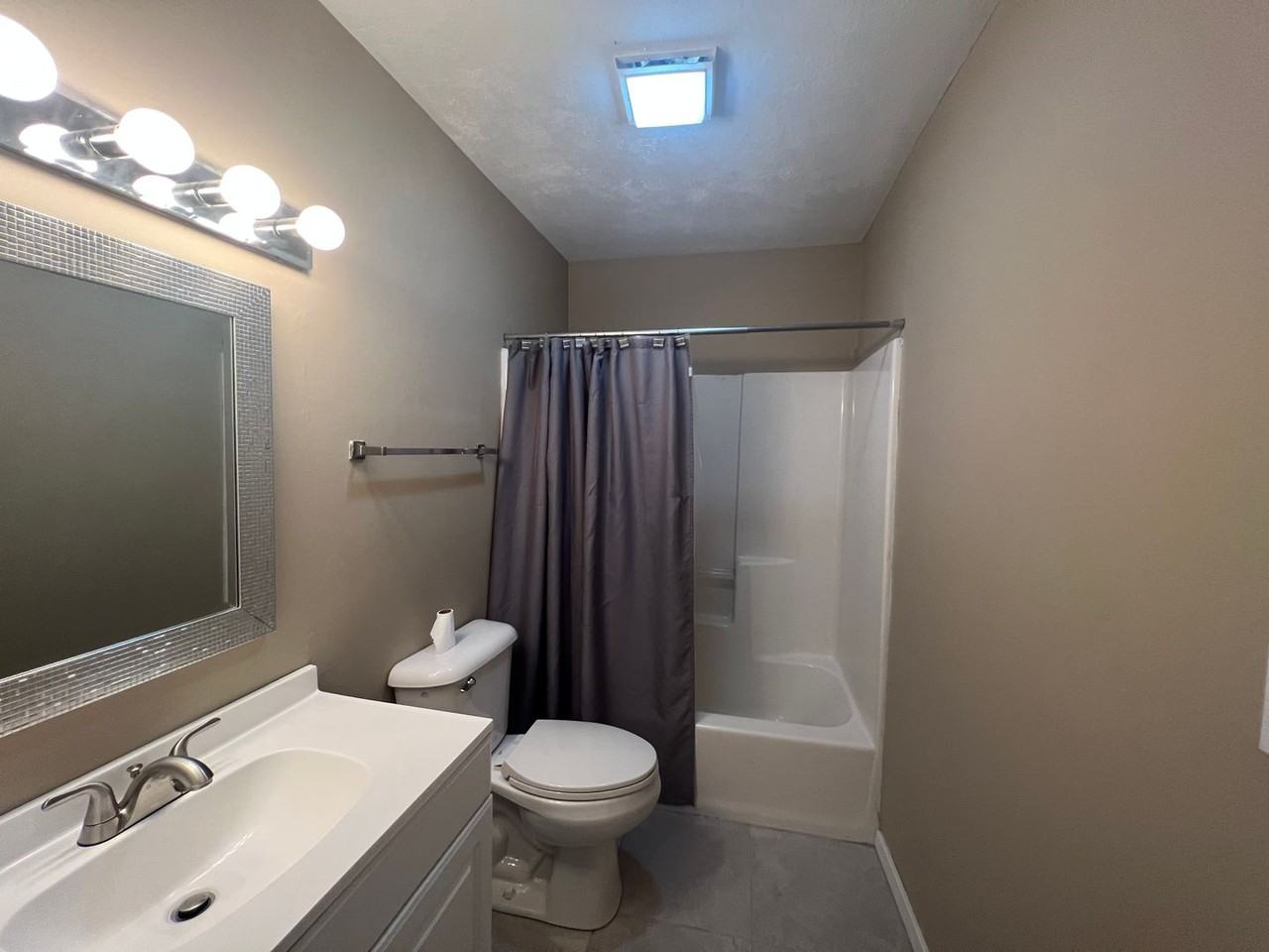 5211 Deerwood Lk - Photo 6 of 8