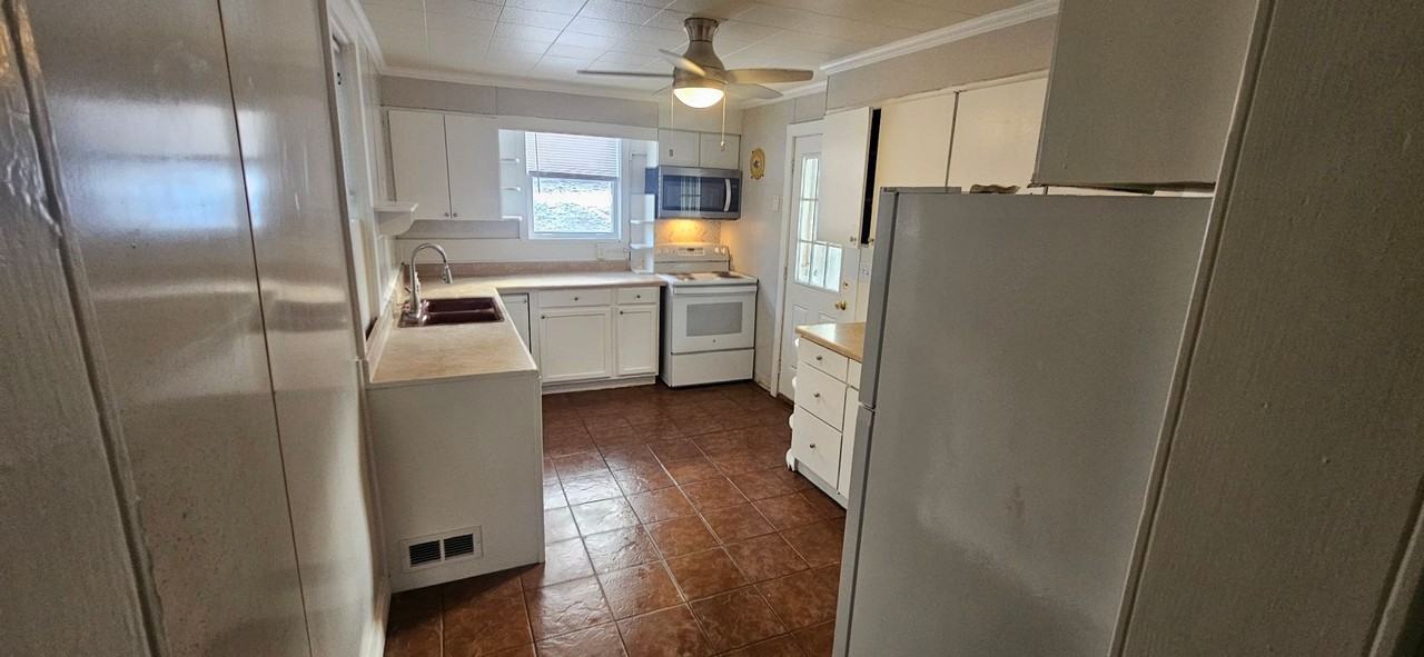475 Goethe St - Photo 3 of 16