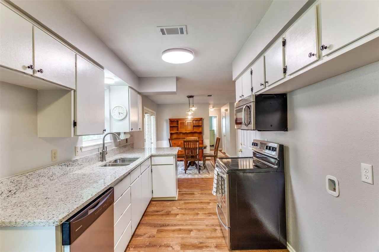 2217 Hackberry Dr - Photo 2 of 26