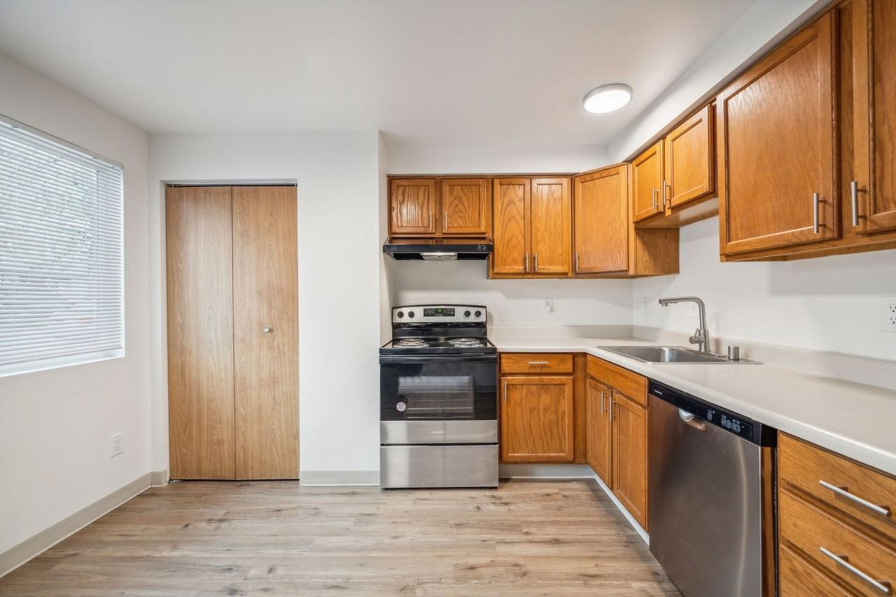 The 1800 Place Apartments - Photo 4 of 41