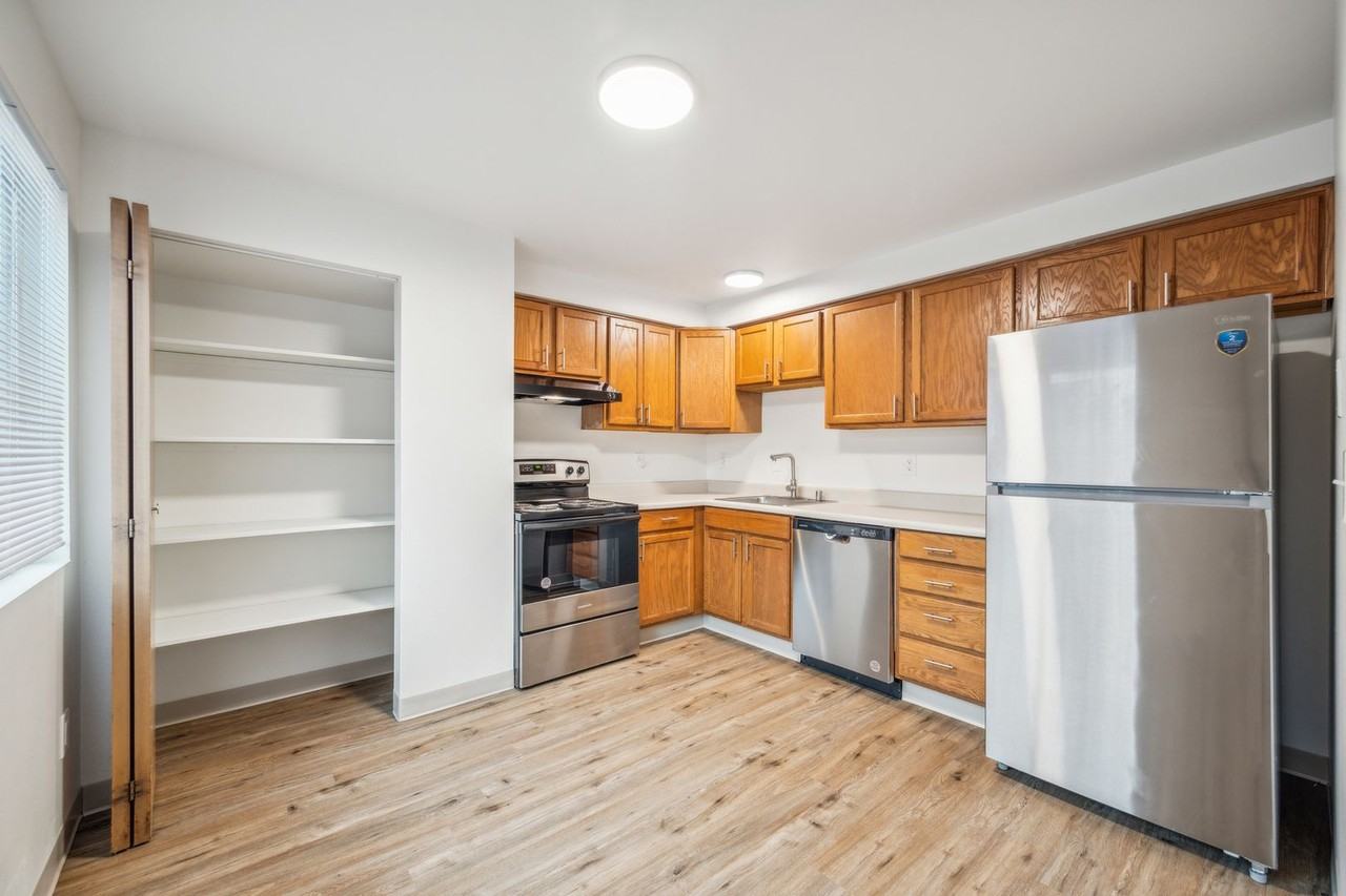 The 1800 Place Apartments - Photo 5 of 41