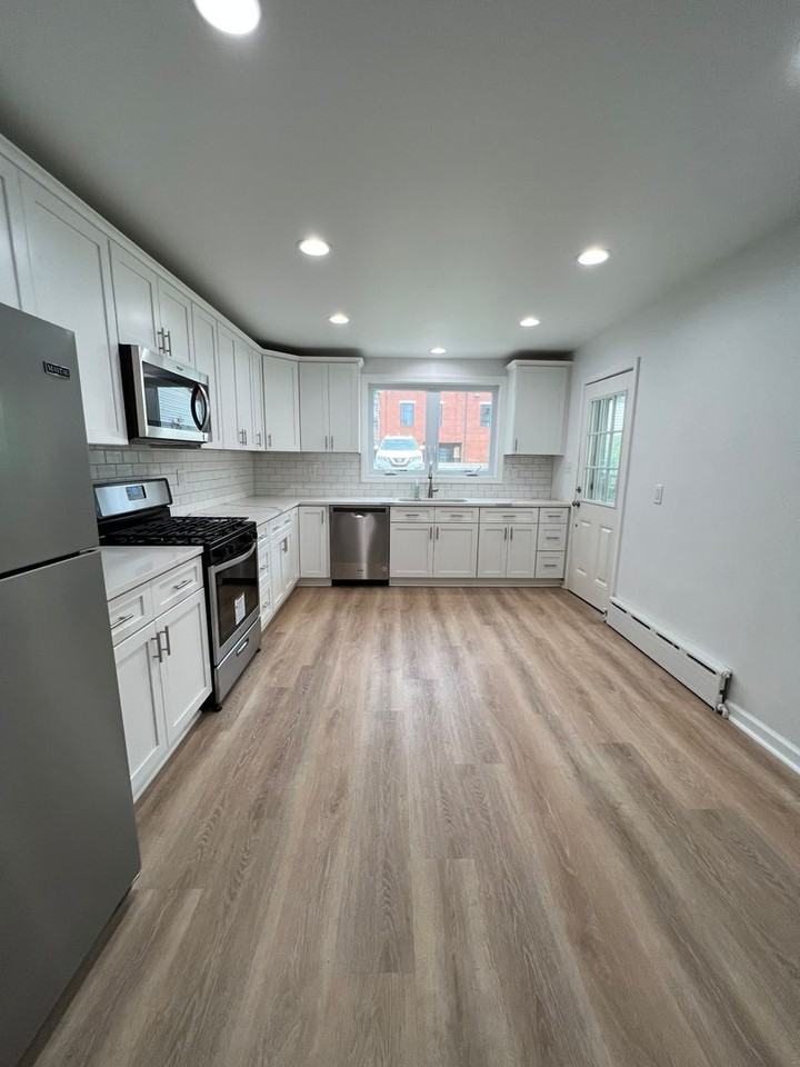 1743 Jancey St - Photo 2 of 16