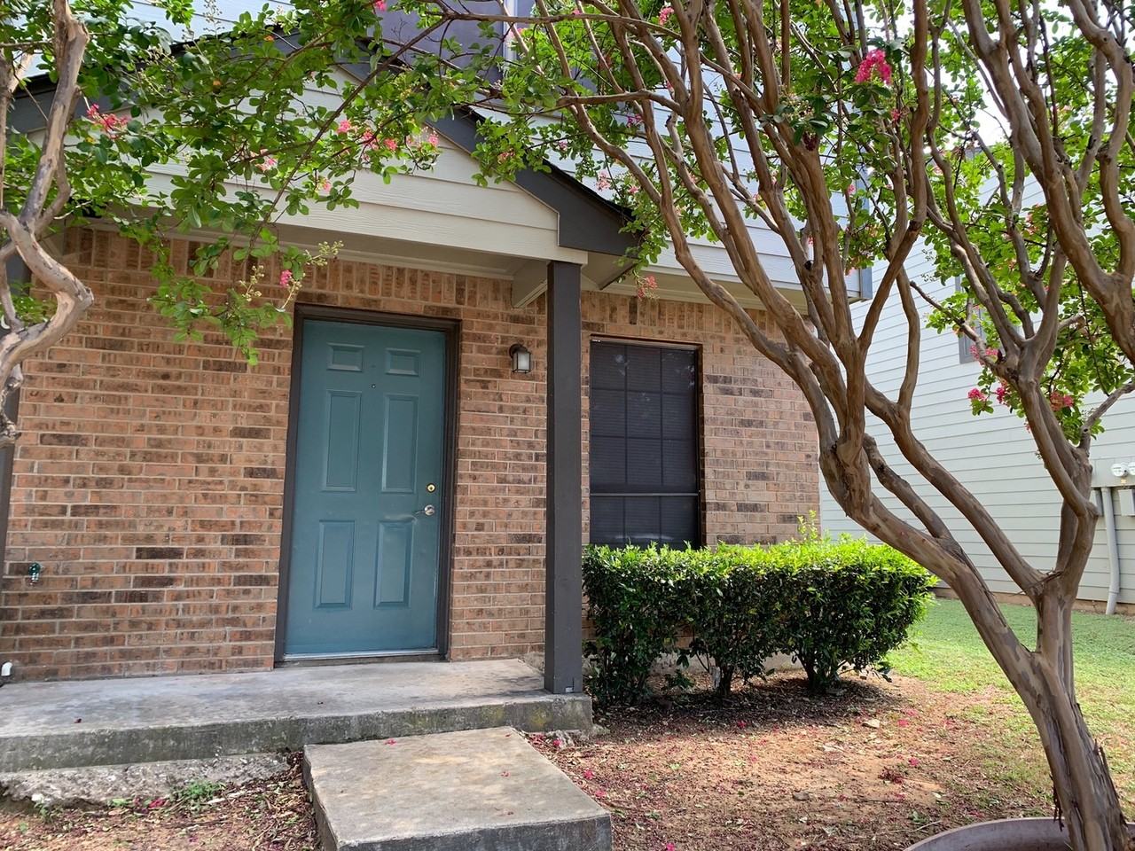 630 W Collins St - Photo 2 of 23