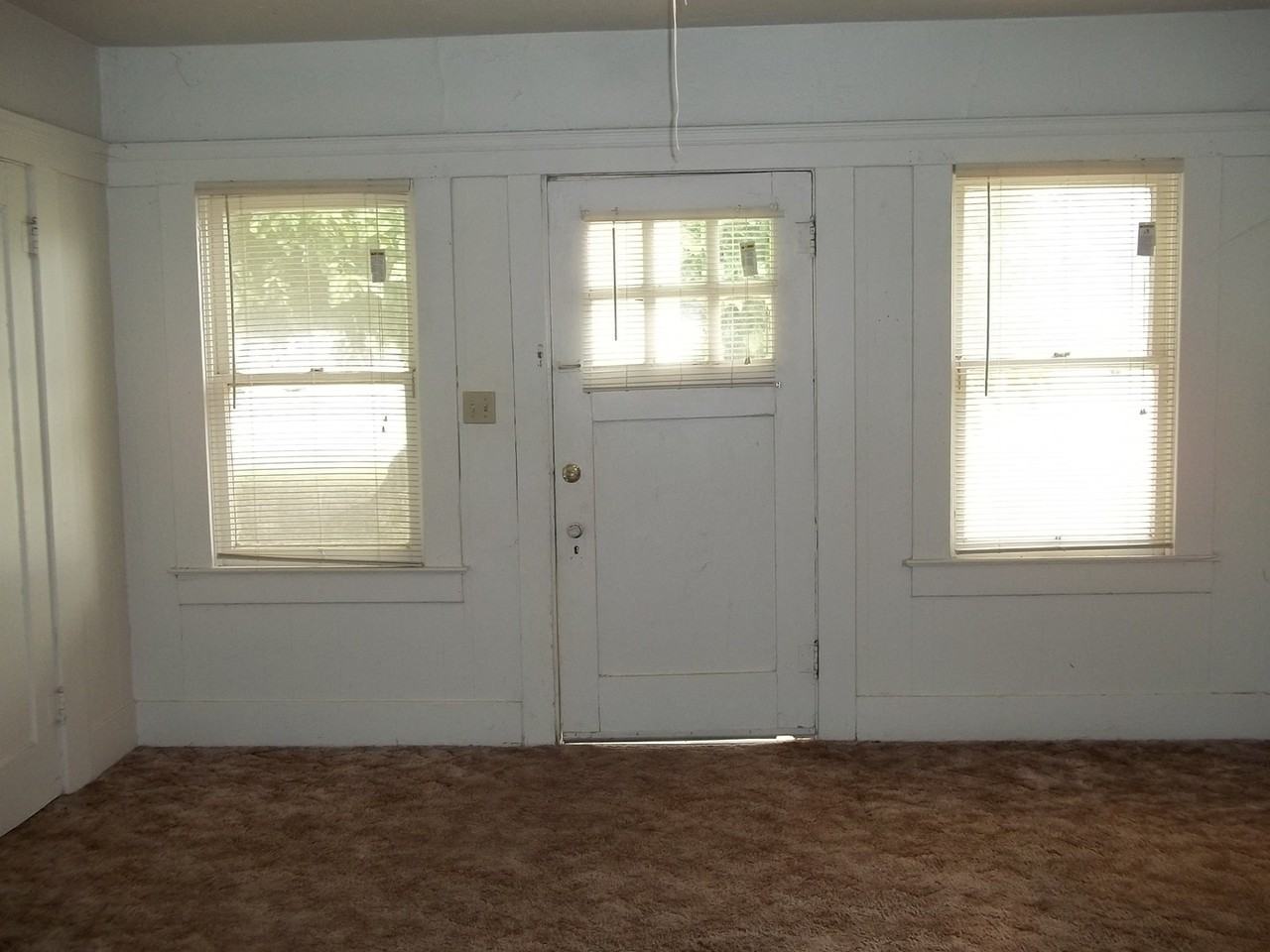2087 N Marks Ave - Photo 2 of 8