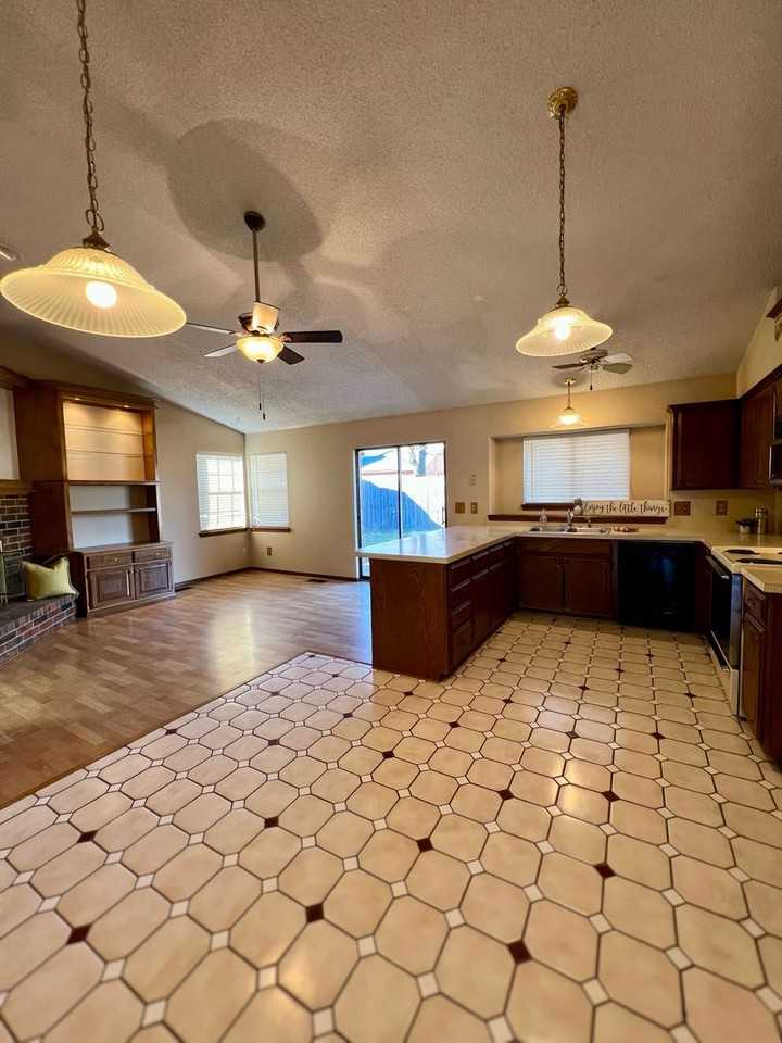 1133 Sw 133rd Pl - Photo 2 of 23