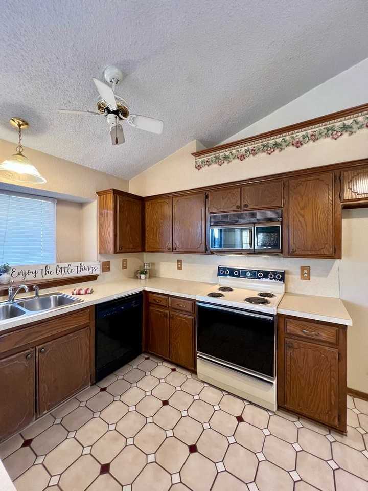 1133 Sw 133rd Pl - Photo 3 of 23