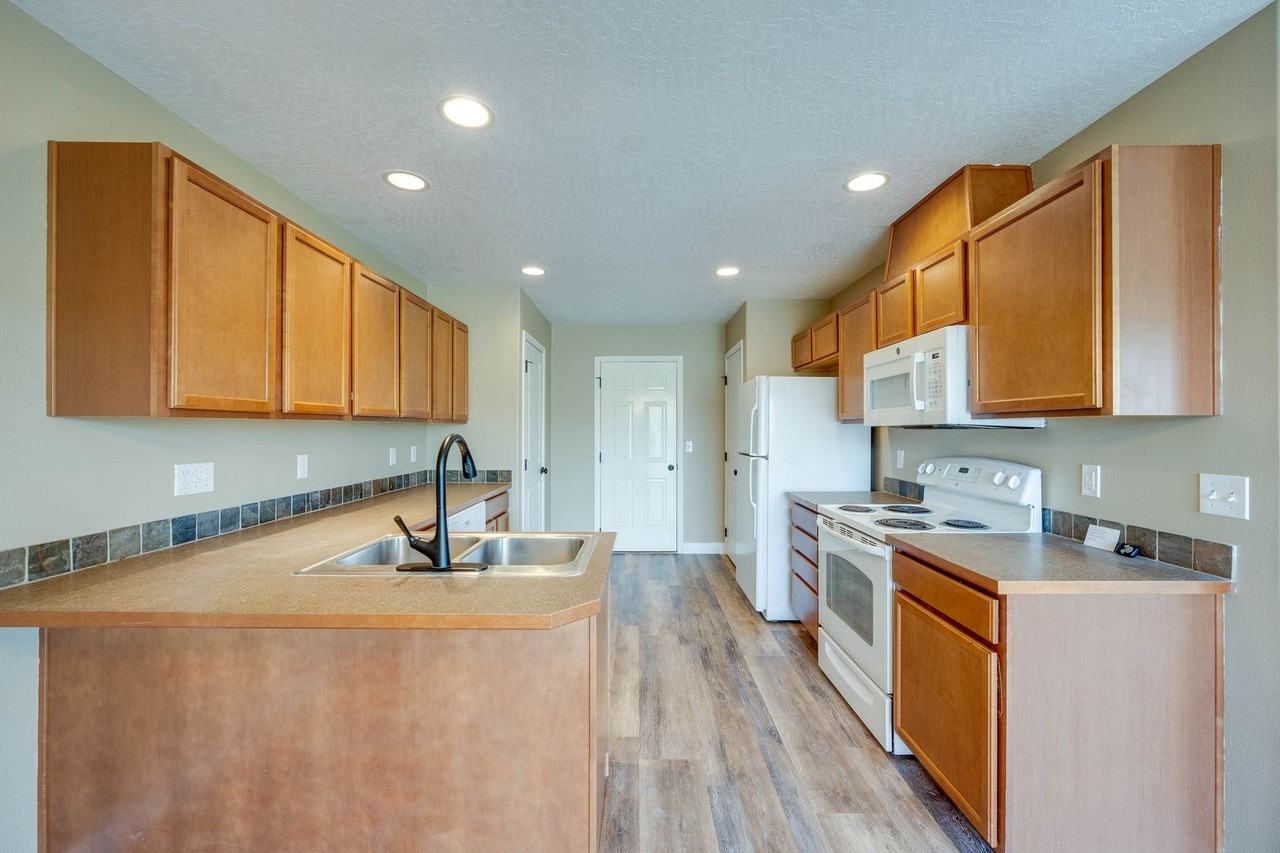 1262 Sw Selway Ln - Photo 7 of 33