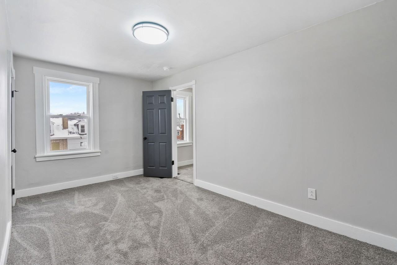 4538 Penn Ave - Photo 4 of 23